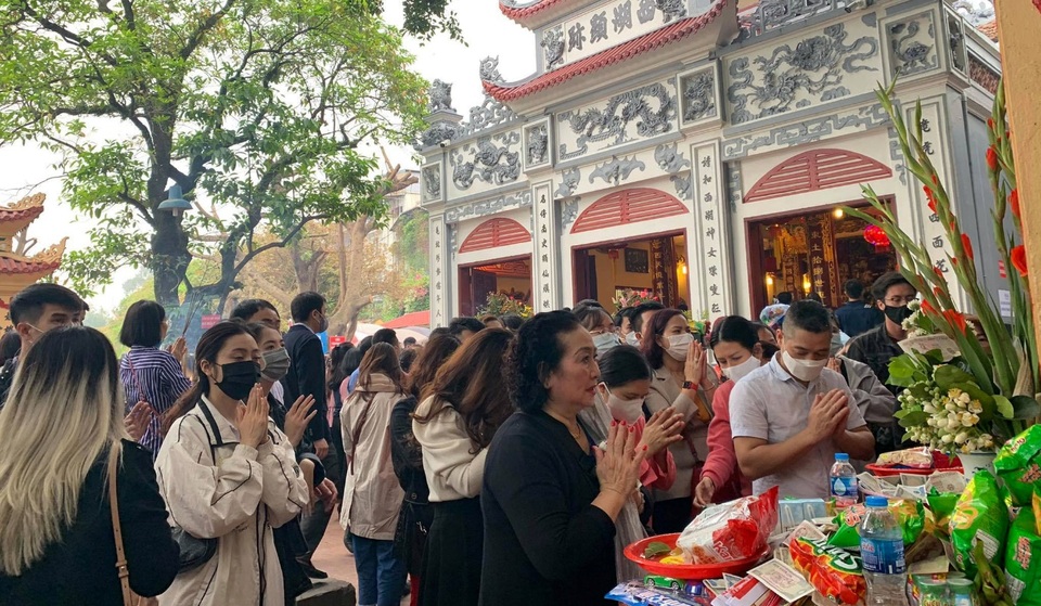 Hàng nghìn người chen chân đội lễ, dâng hương ở Phủ Tây Hồ mùng 1 âm lịch - 1 Hàng nghìn người chen chân đội lễ, dâng hương ở Phủ Tây Hồ mùng 1 âm lịch - 1