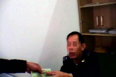 Chuyển công tác 5 cán bộ hải quan nghi nhận tiền "bôi trơn"