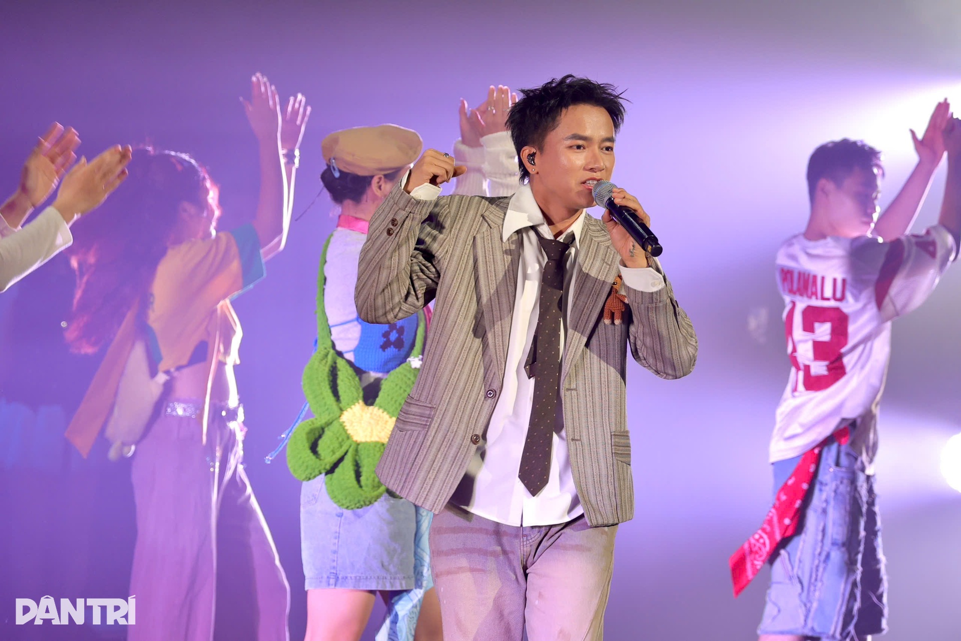 Những khoảnh khắc ấn tượng, bùng nổ trong concert Rực rỡ ngày mới - 6 Những khoảnh khắc ấn tượng, bùng nổ trong concert Rực rỡ ngày mới - 6