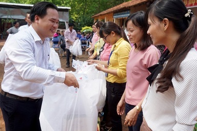 “Tết này, chúng tôi được thưởng… hai trăm nghìn!”