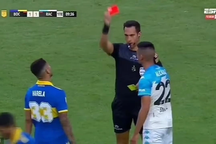 Trọng tài rút 10 thẻ đỏ trong trận chung kết bóng đá ở Argentina