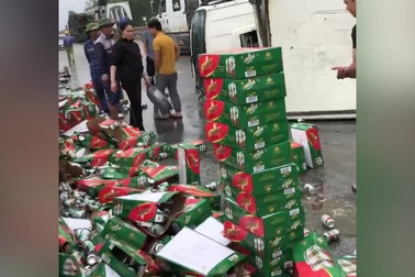 Người dân giúp tài xế xe tải gom hàng trăm thùng bia