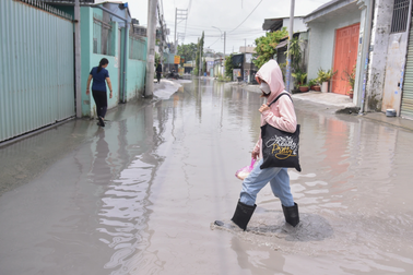 Người dân than trời vì con đường ngập nửa năm nước chưa rút ở TPHCM