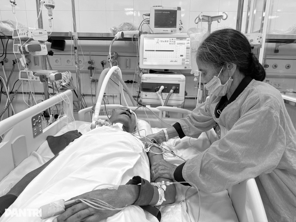 Người cha nghèo qua đời, bỏ lại vợ mắc ung thư và con trai nằm liệt - 1 Người cha nghèo qua đời, bỏ lại vợ mắc ung thư và con trai nằm liệt - 1