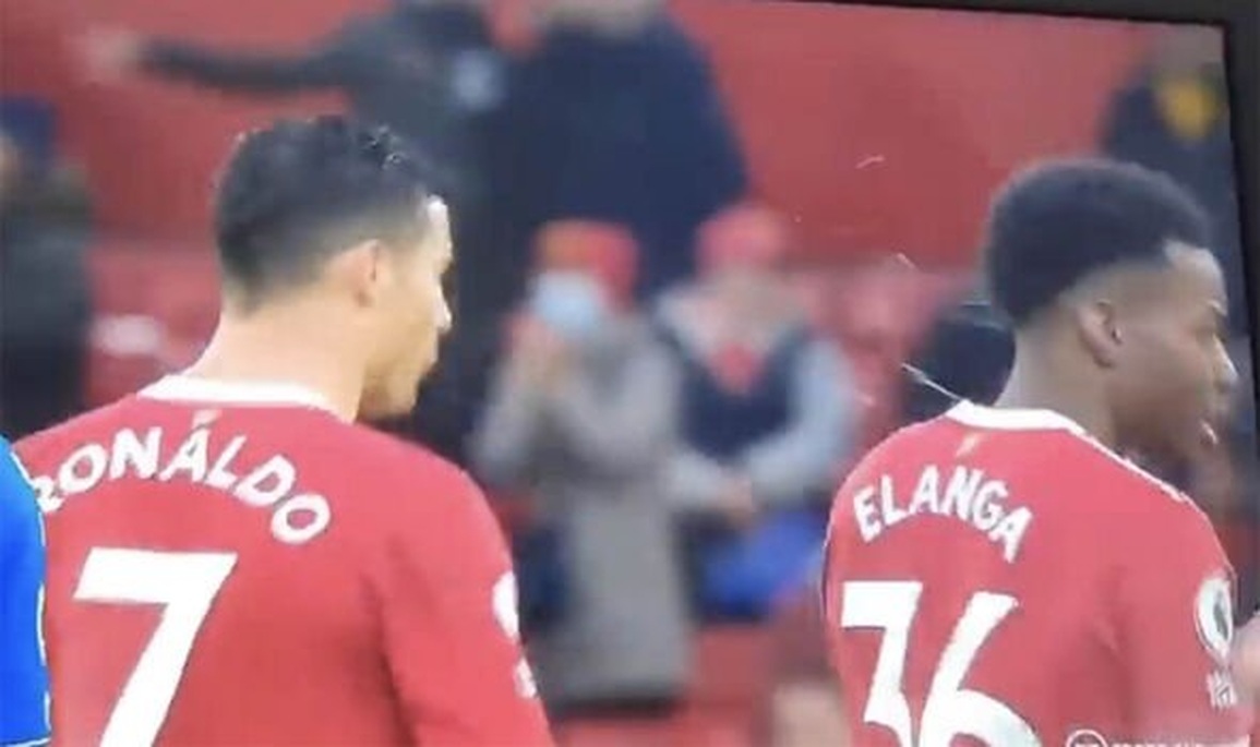 C.Ronaldo bị phát hiện nhổ nước bọt vào đồng đội ở Man Utd - 2 C.Ronaldo bị phát hiện nhổ nước bọt vào đồng đội ở Man Utd - 2