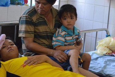 Vụ thiếu niên bị cắt chân sau ngã xe: Bệnh viện huyện xử lí chưa đúng