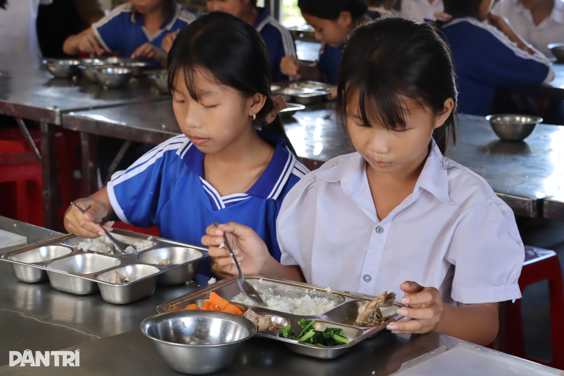 20 học sinh tự sống với nhau ở khu nhà hoang, bữa cơm chỉ cá khô và mì tôm - 11