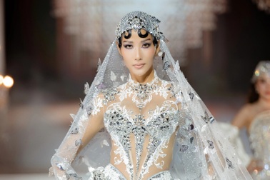 Hoàng Thùy gây sốt với pha xử lý sự cố khi catwalk trên giày cao 20cm