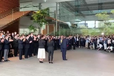 Nhân viên phủ thủ tướng Nhật Bản vỗ tay không ngớt từ biệt ông Abe