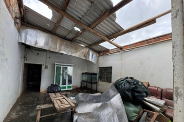 Lốc xoáy làm tốc mái nhiều nhà dân ở Gia Lai