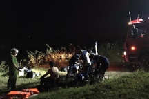 Ô tô tông 4 học sinh, 2 em rơi xuống sông, 1 em tử vong