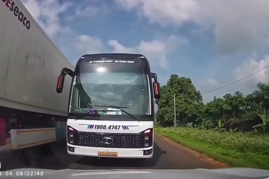 Tài xế xe giường nằm vượt ẩu, xem thường tính mạng của hành khách