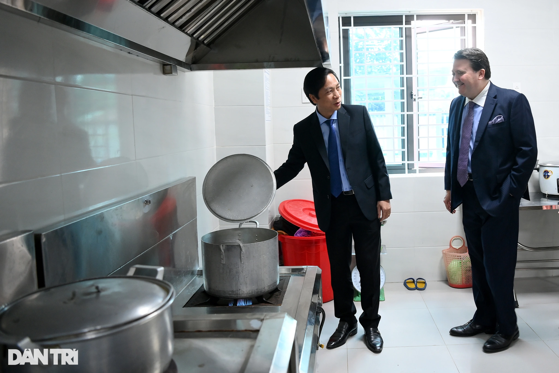 Đại sứ Marc Knapper dự khánh thành 2 trường học ở miền Trung do Mỹ tài trợ - 7 Đại sứ Marc Knapper dự khánh thành 2 trường học ở miền Trung do Mỹ tài trợ - 7