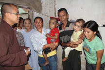 Trụ trì chùa Phúc Thành cùng đoàn phật tử tặng quà cho hai cháu bệnh lạ 