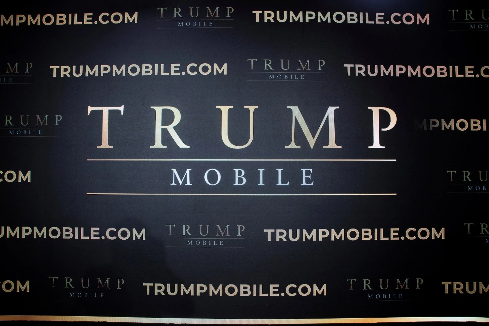Trump Organization làm điện thoại Made in USA, tham vọng có khả thi? - 1