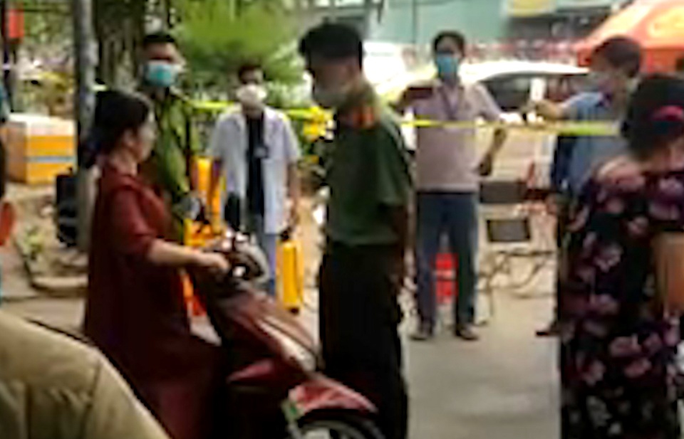 Bình Dương: Người phụ nữ la lối, lao xe phá rào đòi rời khu phong tỏa - 1 Bình Dương: Người phụ nữ la lối, lao xe phá rào đòi rời khu phong tỏa - 1