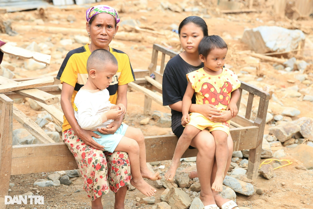 Lũ quét kinh hoàng ở Nghệ An: Hơn 200 người lang thang ở nhờ - 2 Lũ quét kinh hoàng ở Nghệ An: Hơn 200 người lang thang ở nhờ - 2
