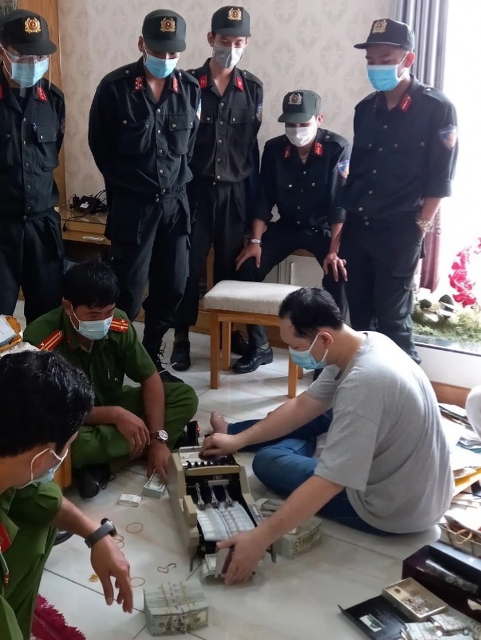 Khám nhà bà trùm Mười Tường, thu 36 kg vàng và hơn 1,2 triệu USD - 2 Khám nhà bà trùm Mười Tường, thu 36 kg vàng và hơn 1,2 triệu USD - 2