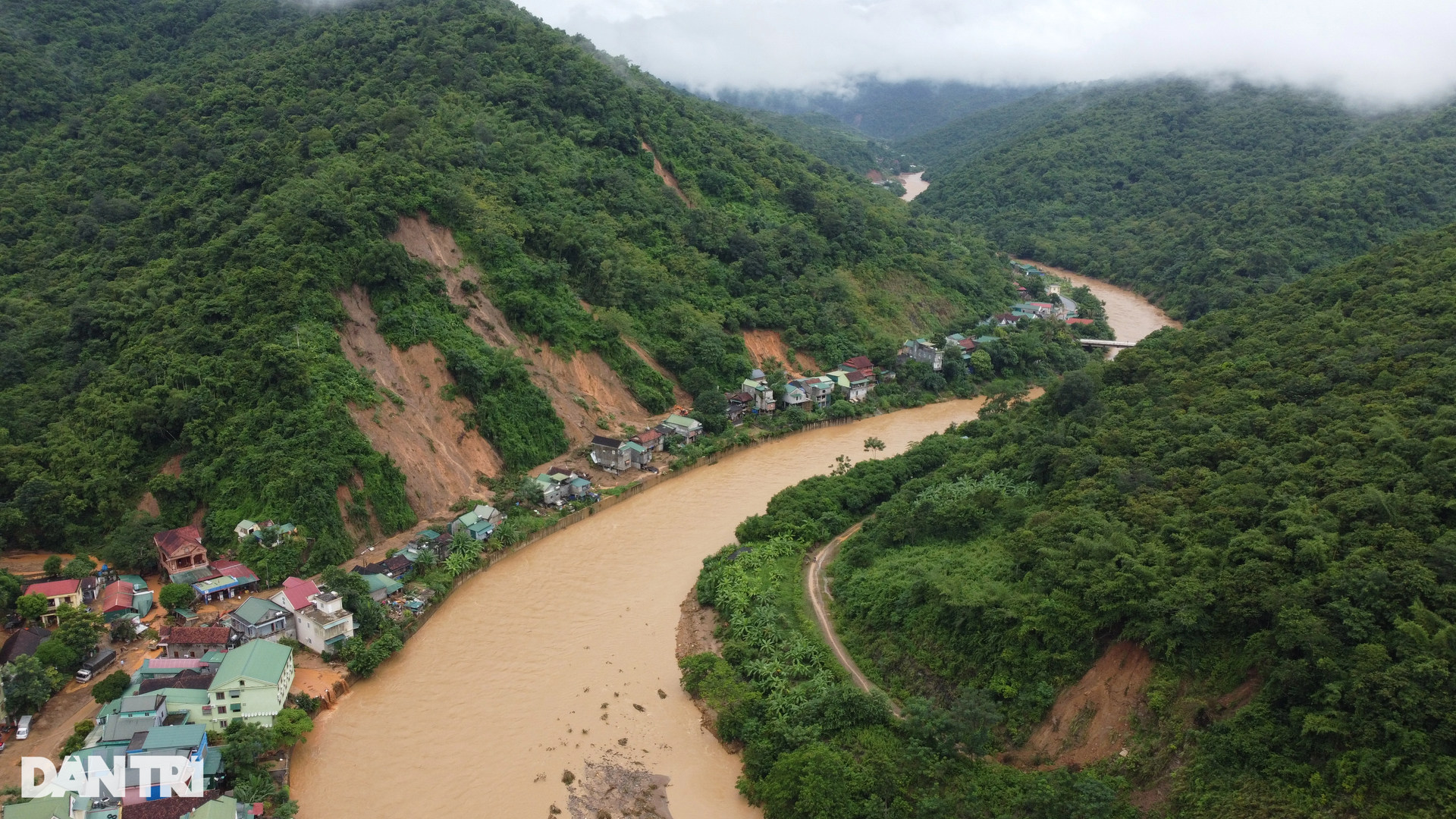 Hiện trường lũ quét kinh hoàng ở Kỳ Sơn nhìn từ trên cao - 4 Hiện trường lũ quét kinh hoàng ở Kỳ Sơn nhìn từ trên cao - 4