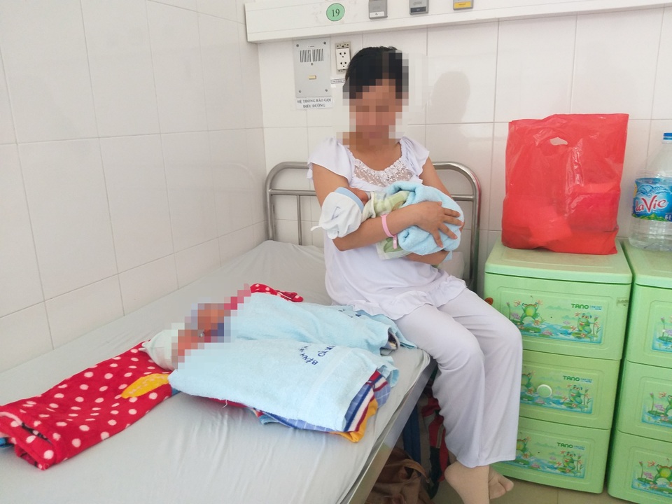 Sản phụ 24 tuổi sinh 3 hiếm gặp ở Cà Mau - 1 Sản phụ 24 tuổi sinh 3 hiếm gặp ở Cà Mau - 1