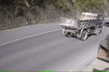 Vụ taxi lao như bay vào đuôi xe tải: Lái xe tải có phải chịu trách nhiệm?