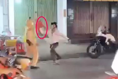 Tài xế dùng ghế nhựa tấn công CSGT khi bị kiểm tra nồng độ cồn ở TPHCM