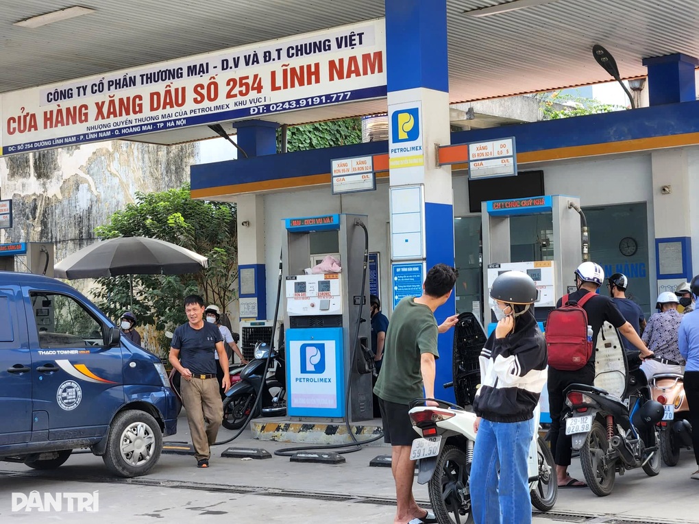 Sau chỉ đạo nóng, nơi mua xăng dễ hơn, nơi vẫn đóng cửa im lìm - 3 Sau chỉ đạo nóng, nơi mua xăng dễ hơn, nơi vẫn đóng cửa im lìm - 3