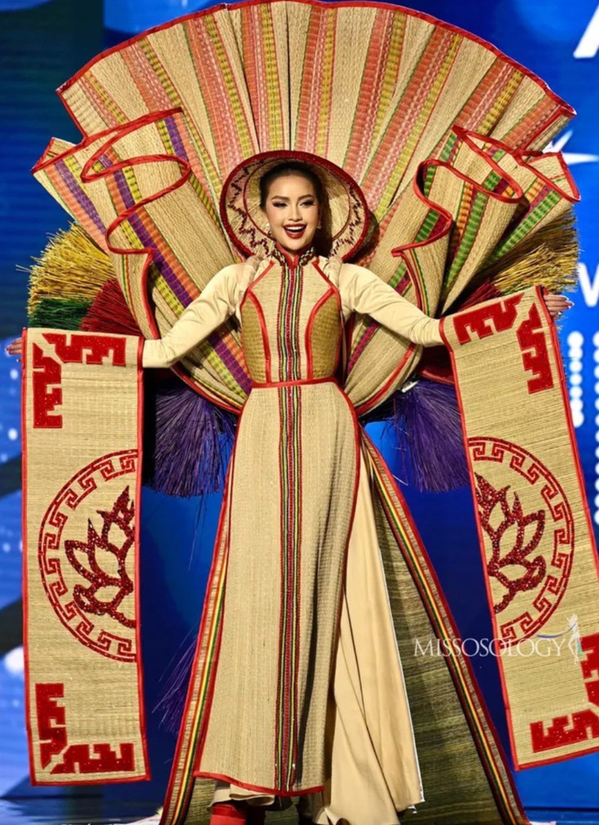 Các đại diện Việt Nam từng trình diễn quốc phục ấn tượng trước Hương Giang - 4