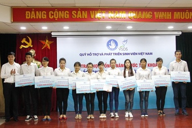 Trao 111 suất học bổng cho Thủ khoa và sinh viên có hoàn cảnh khó khăn