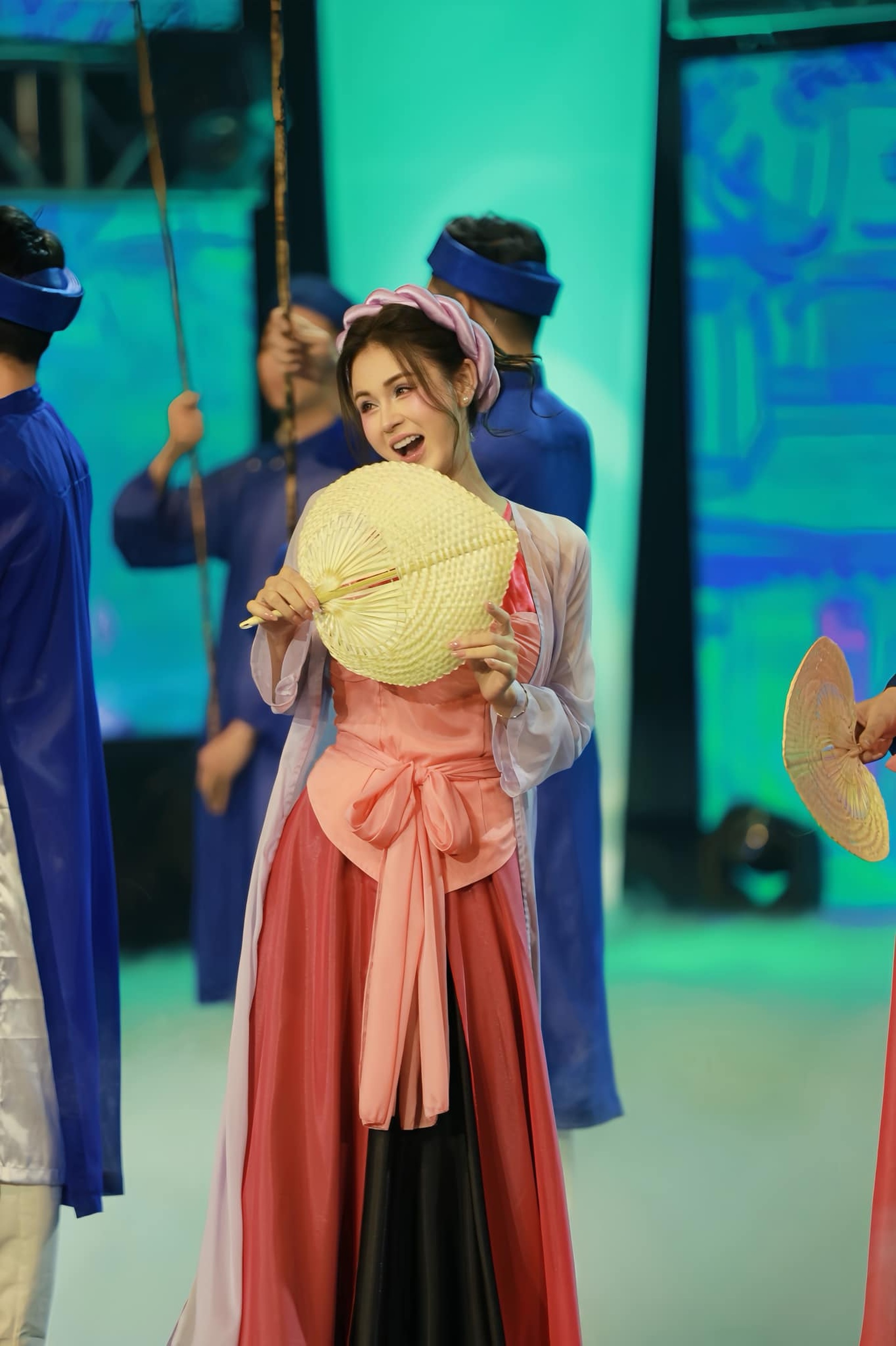 Lương Thu Trang tuổi 35: Nhan sắc thăng hạng, thừa nhận đang yêu - 9 Lương Thu Trang tuổi 35: Nhan sắc thăng hạng, thừa nhận đang yêu - 9