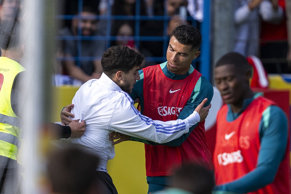 C.Ronaldo's shocking training session, fans climbed into the field and caused chaos - 5