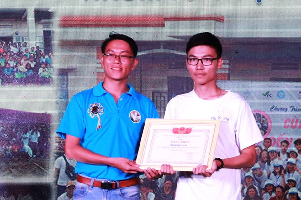 Chàng trai giúp hàng ngàn học sinh vùng khó được vào thẳng đại học - 2 Chàng trai giúp hàng ngàn học sinh vùng khó được vào thẳng đại học - 2