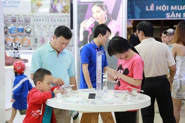 Bất chấp mưa gió, người Sài Gòn đi “săn” hàng Âu Mỹ