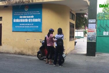 Hà Nội: Nhiều phụ huynh chạy "toát mồ hôi" khi con đi thi quên giấy tờ