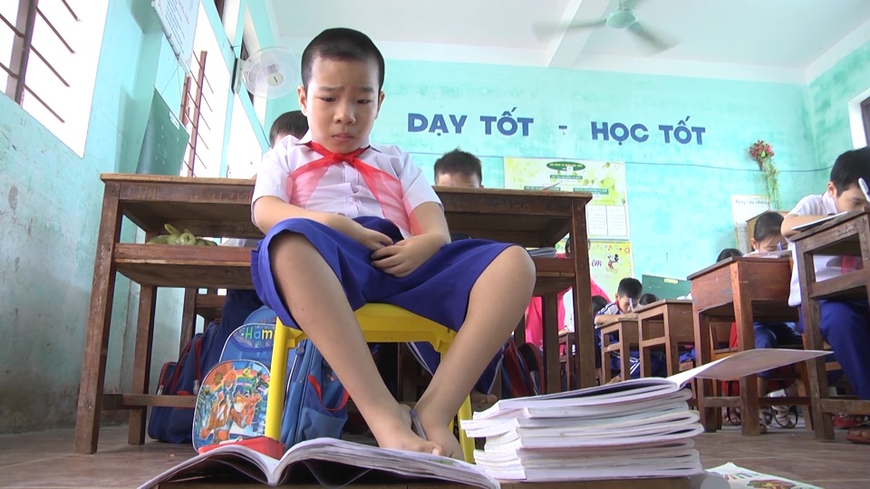 Cậu học trò 9 tuổi viết ước mơ bằng đôi chân tật nguyền - 7 Cậu học trò 9 tuổi viết ước mơ bằng đôi chân tật nguyền - 7