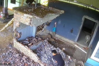 Thanh niên suýt gặp tai nạn nghiêm trọng khi đang tháo dỡ nhà