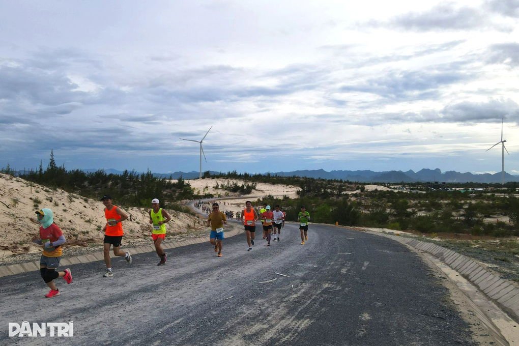 Hơn 2.000 VĐV chạy marathon xuyên cánh đồng điện gió lớn nhất Việt Nam - 3 Hơn 2.000 VĐV chạy marathon xuyên cánh đồng điện gió lớn nhất Việt Nam - 3