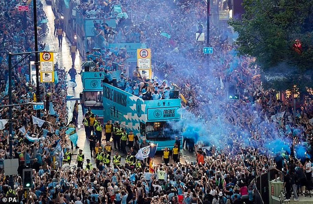 Man City diễu hành ăn mừng chức vô địch Champions League - 1 Man City diễu hành ăn mừng chức vô địch Champions League - 1