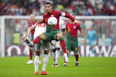 Cristiano Ronaldo ngồi dự bị ở trận Bồ Đào Nha thắng đậm Thụy Sỹ