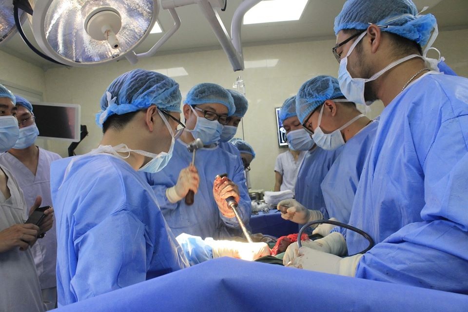 Ca mổ đặc biệt giúp người đàn ông thoát cảnh van xin bác sĩ cắt cụt chân - 2 Ca mổ đặc biệt giúp người đàn ông thoát cảnh van xin bác sĩ cắt cụt chân - 2