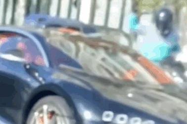 Siêu xe Bugatti Chiron bị đập kính cửa sổ giữa phố, nghi để cướp tài sản