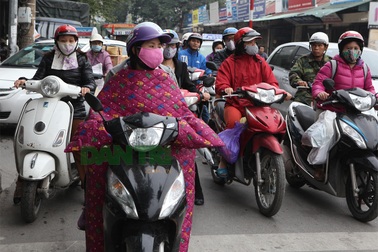 Khoác “chăn bông” ra đường: Rất dễ gây tai nạn!