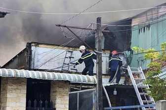 Cháy kho hàng ở TPHCM, cảnh sát leo mái nhà dập lửa