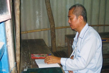 Người thầy đang tập viết