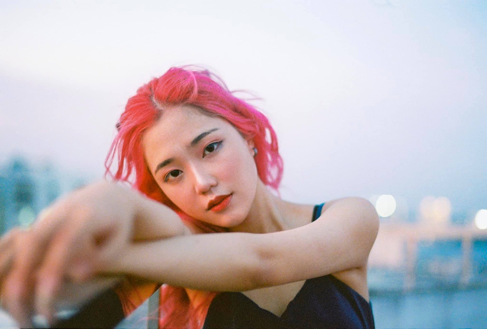 Nàng thơ trường ĐH Ngoại ngữ đẹp nổi bật với mái tóc hồng cực hút mắt - 3 Nàng thơ trường ĐH Ngoại ngữ đẹp nổi bật với mái tóc hồng cực hút mắt - 3