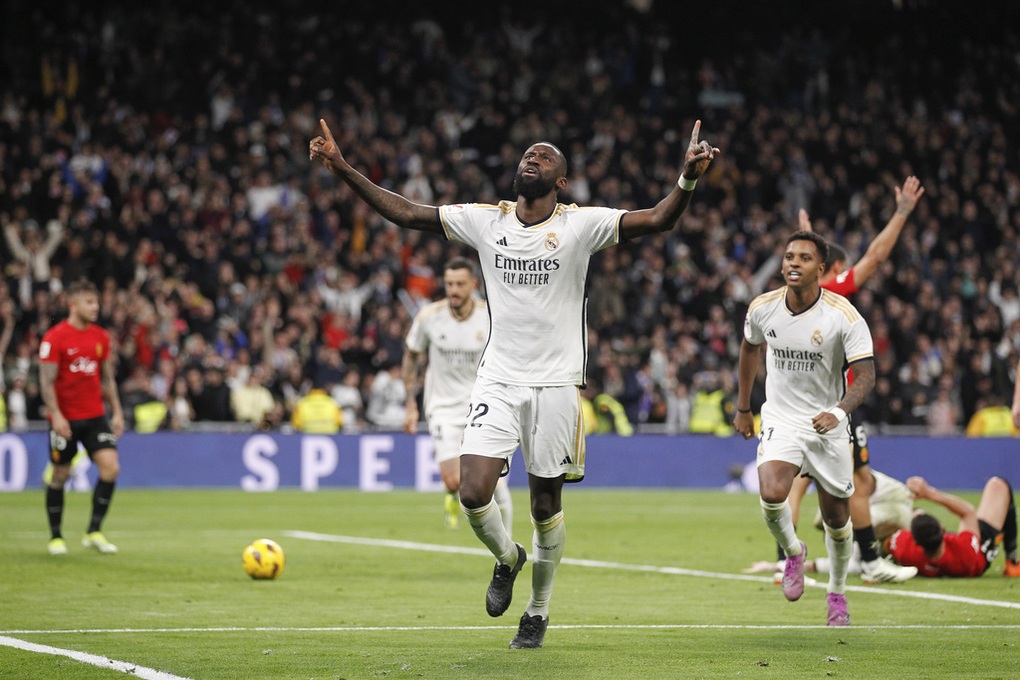 Real Madrid giữ vững ngôi đầu bảng La Liga, Atletico thua sốc Girona - 1 Real Madrid giữ vững ngôi đầu bảng La Liga, Atletico thua sốc Girona - 1