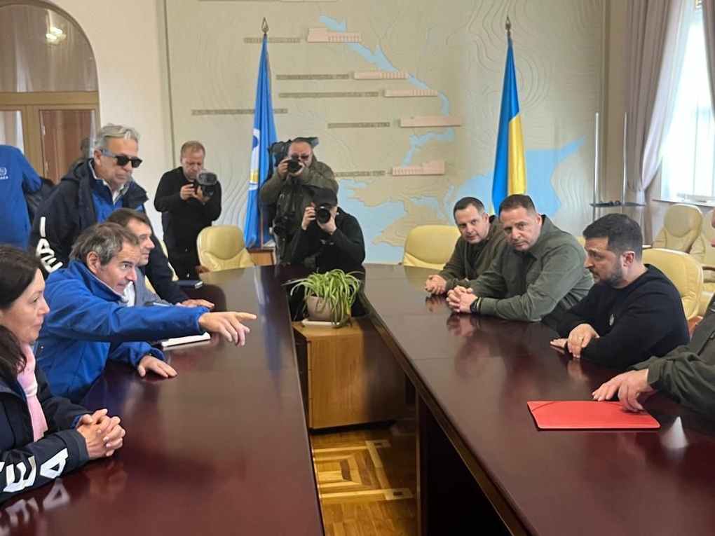 Tổng thống Zelensky bất ngờ thị sát tiền tuyến ở Zaporizhia - 2 Tổng thống Zelensky bất ngờ thị sát tiền tuyến ở Zaporizhia - 2