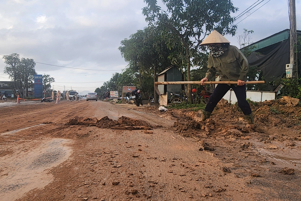Tai nạn liên hoàn trên đoạn đường ngập bùn đất - 2 Tai nạn liên hoàn trên đoạn đường ngập bùn đất - 2