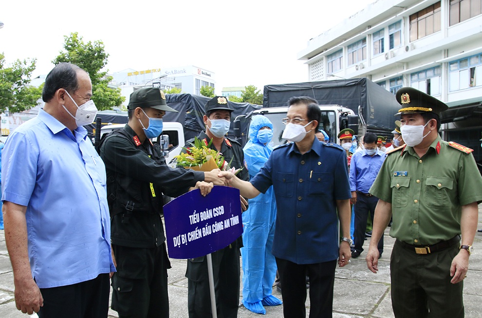 Ra mắt lực lượng truy vết dịch, tặng 3.000 phần quà đến người khó khăn - 2 Ra mắt lực lượng truy vết dịch, tặng 3.000 phần quà đến người khó khăn - 2