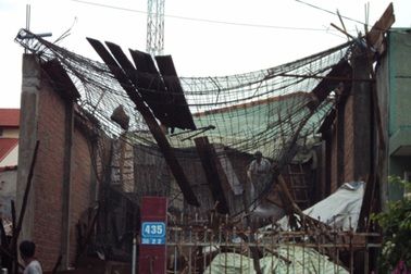 Nhà vừa đổ mái đã… sập